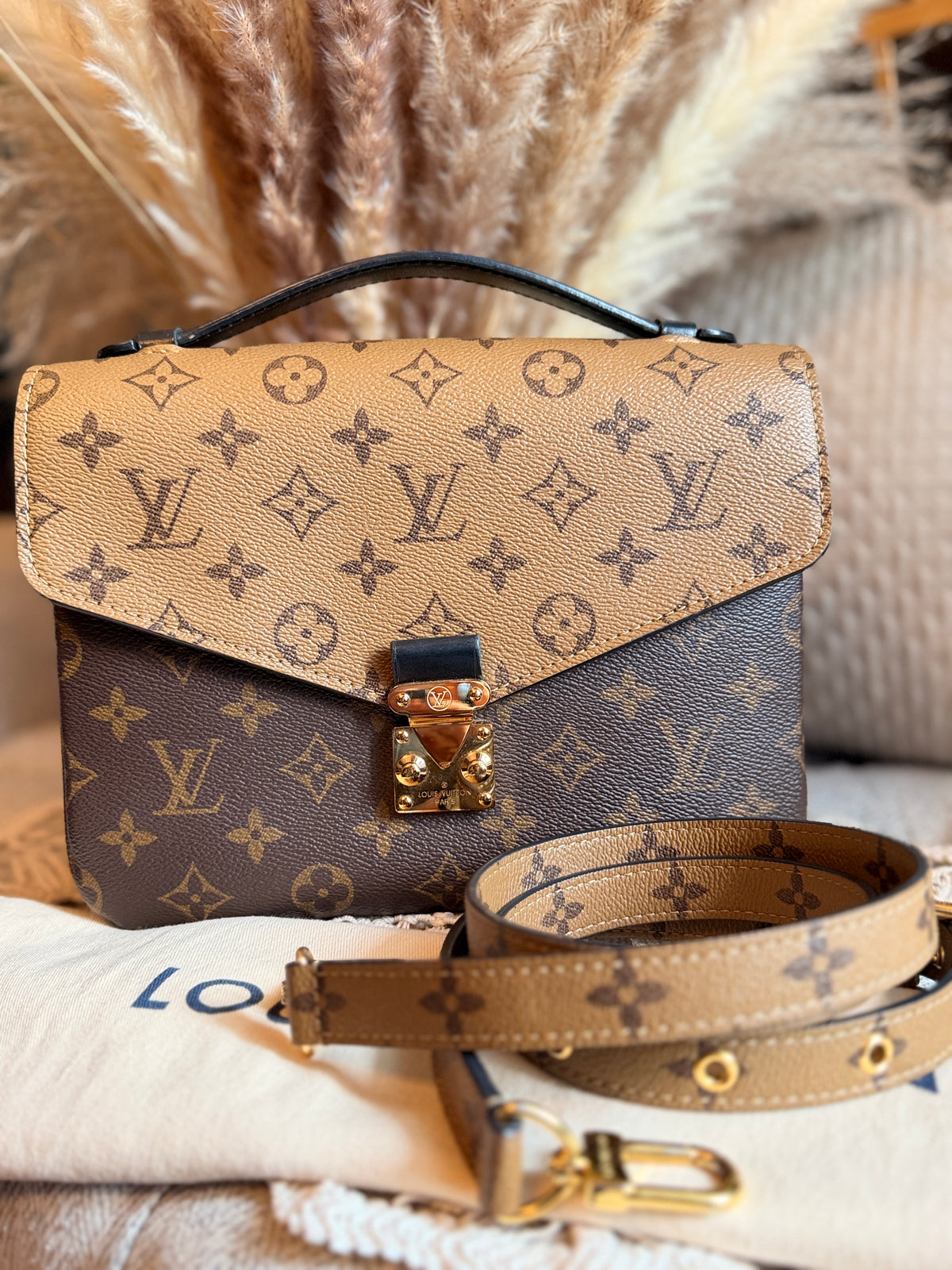 LOUIS VUITTON Pochette Metis in Reverse Monogram-Microchipped