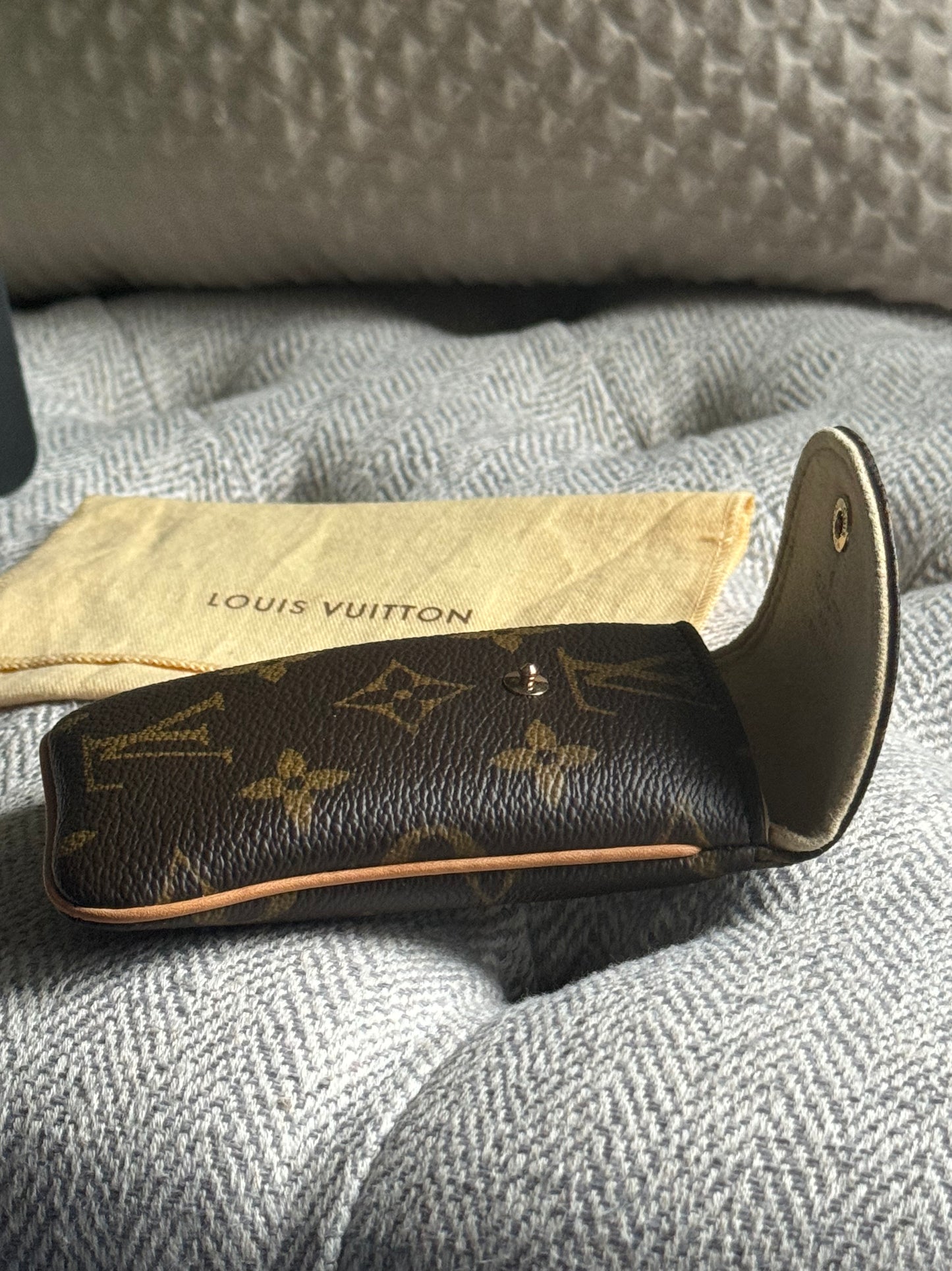 Louis Vuitton Etui Telephone MM