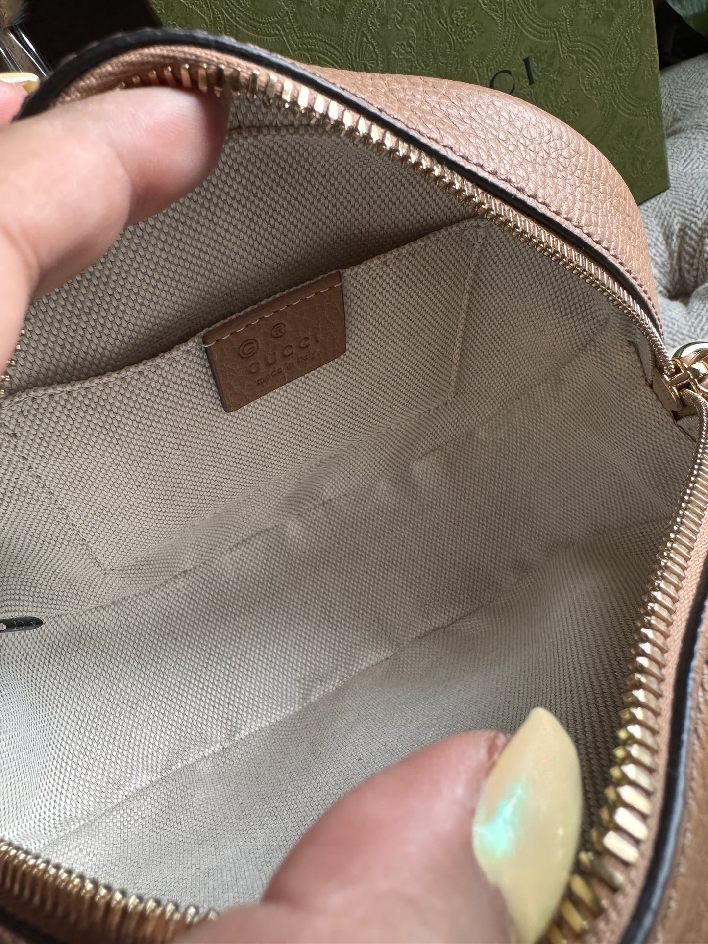 GUCCI 
Pebbled Calfskin Oval Soho Shoulder Bag Beige Camelia