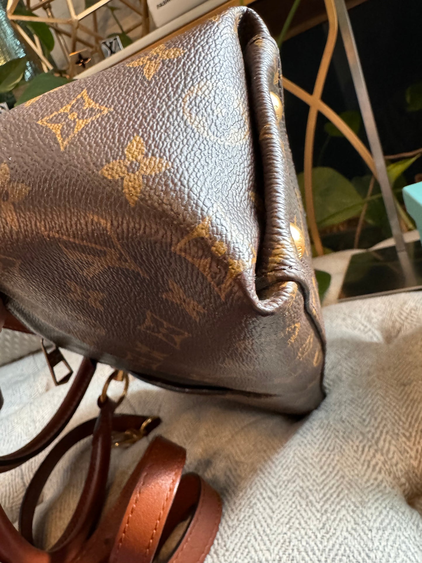 Louis Vuitton V Tote BB