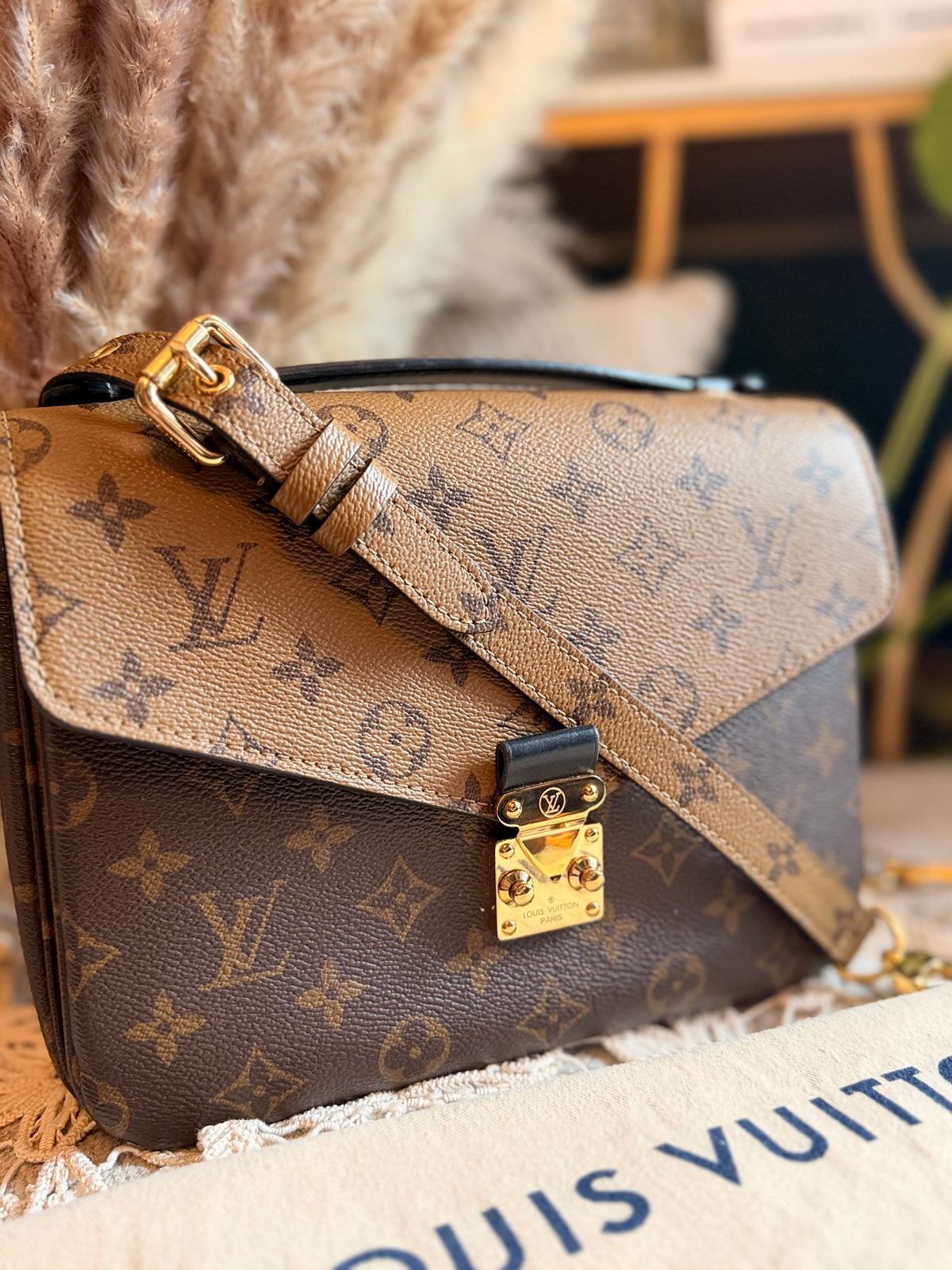LOUIS VUITTON Pochette Metis in Reverse Monogram-Microchipped