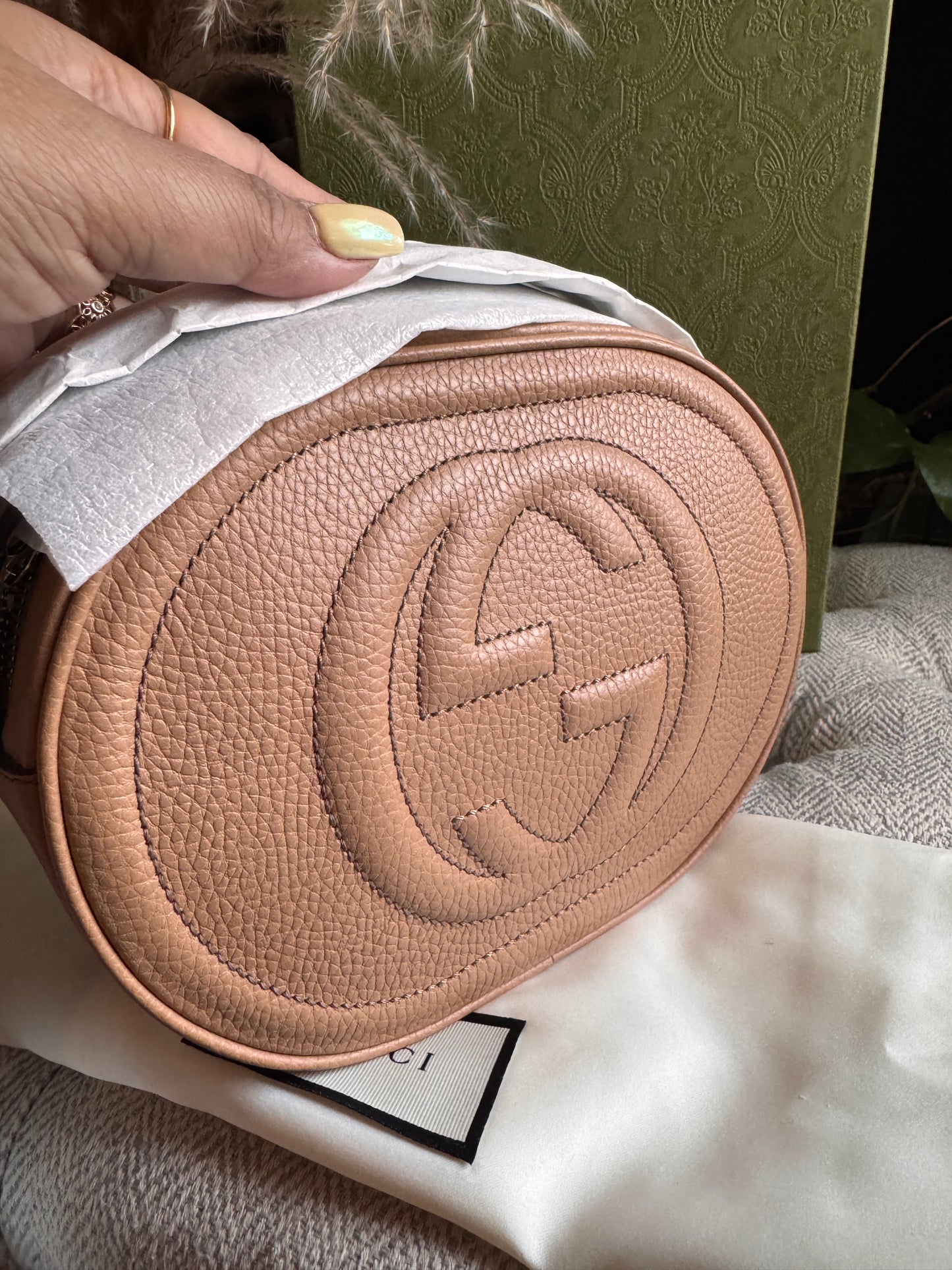GUCCI 
Pebbled Calfskin Oval Soho Shoulder Bag Beige Camelia