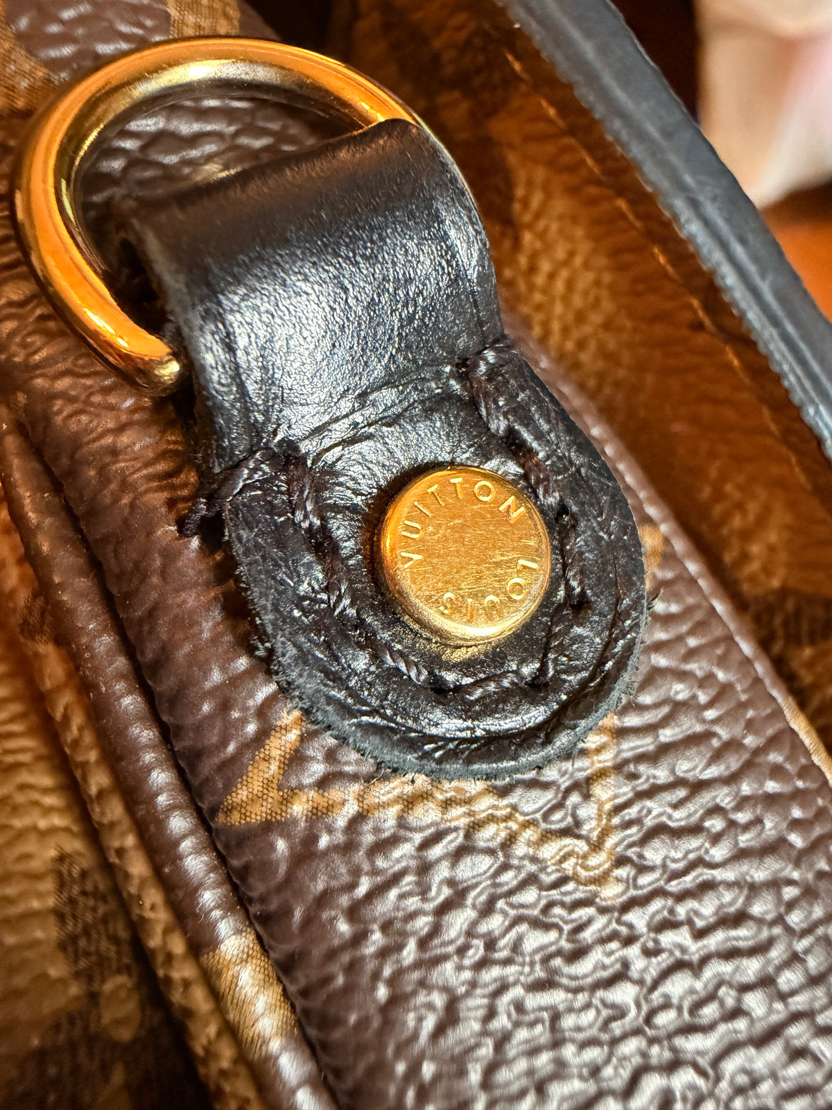 LOUIS VUITTON Pochette Metis in Reverse Monogram-Microchipped