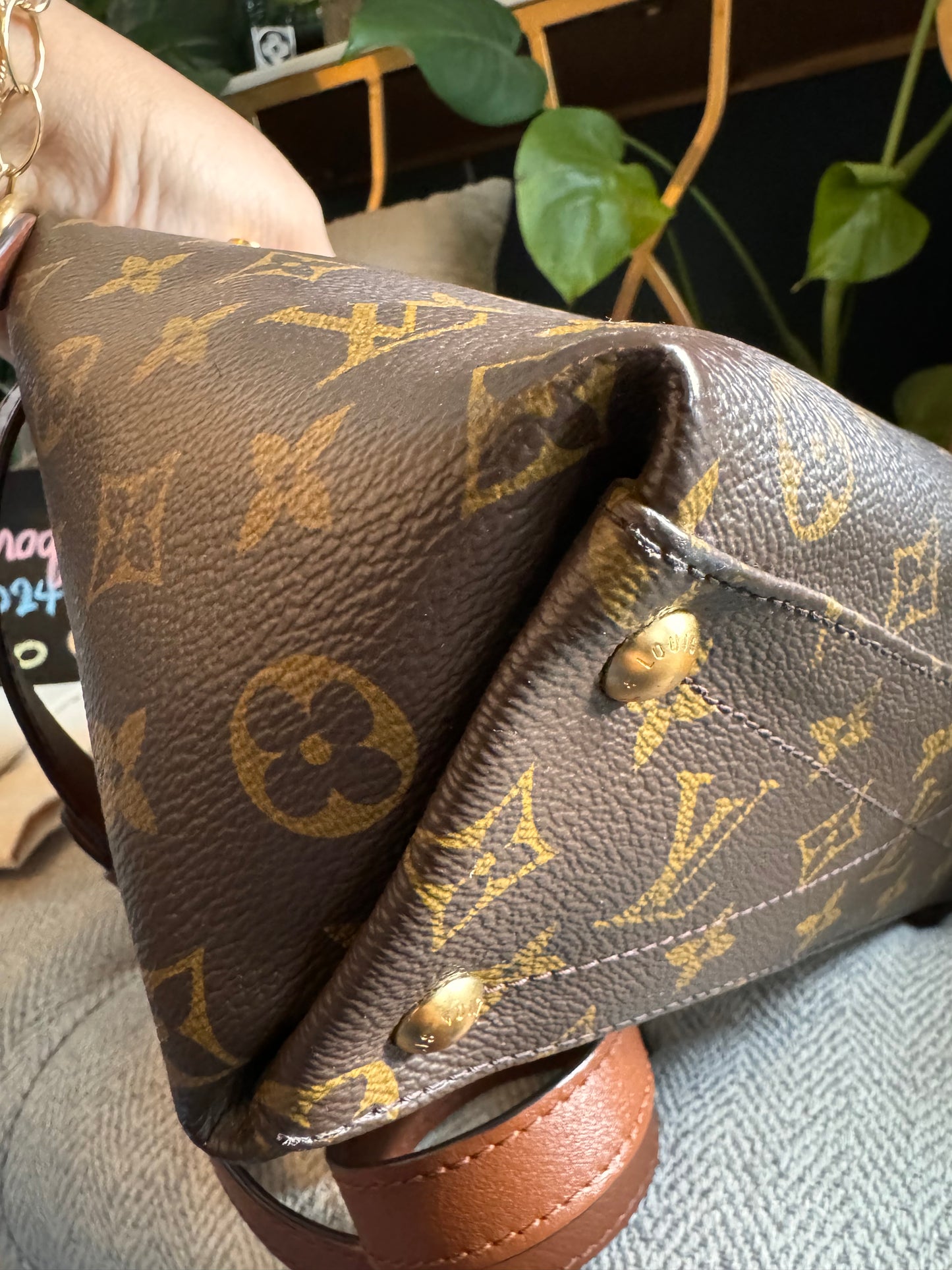 Louis Vuitton V Tote BB