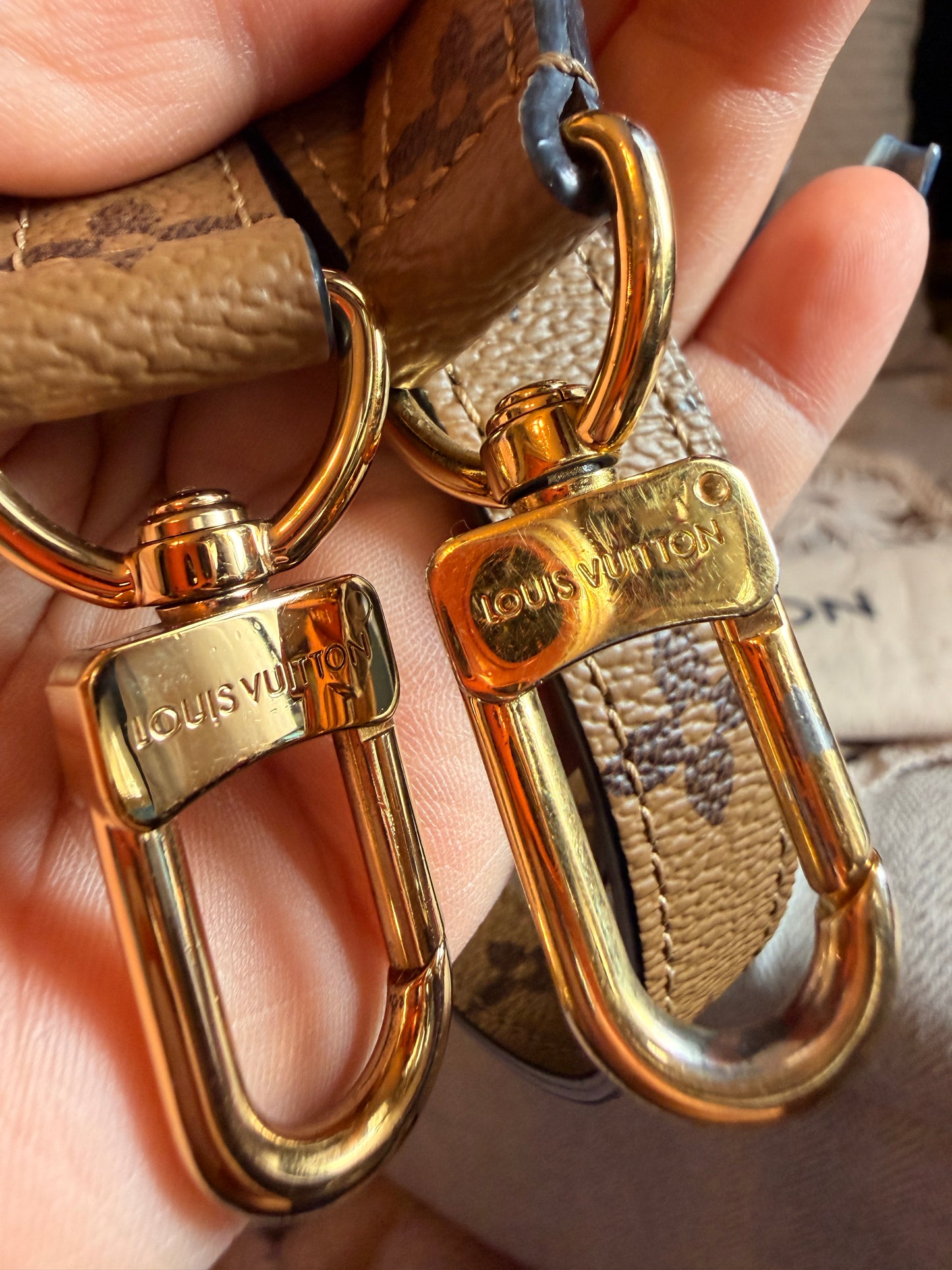 LOUIS VUITTON Pochette Metis in Reverse Monogram-Microchipped