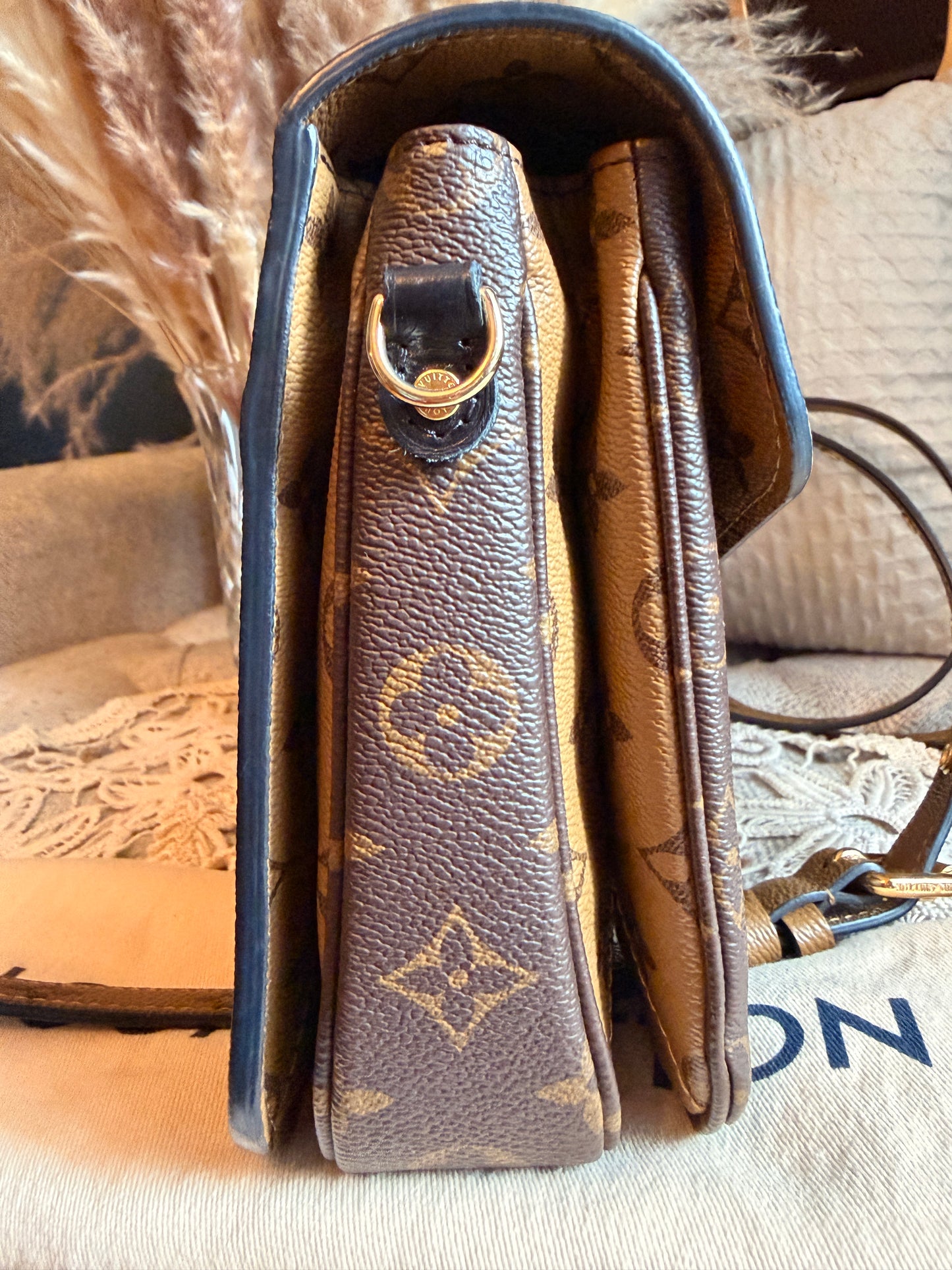 LOUIS VUITTON Pochette Metis in Reverse Monogram-Microchipped