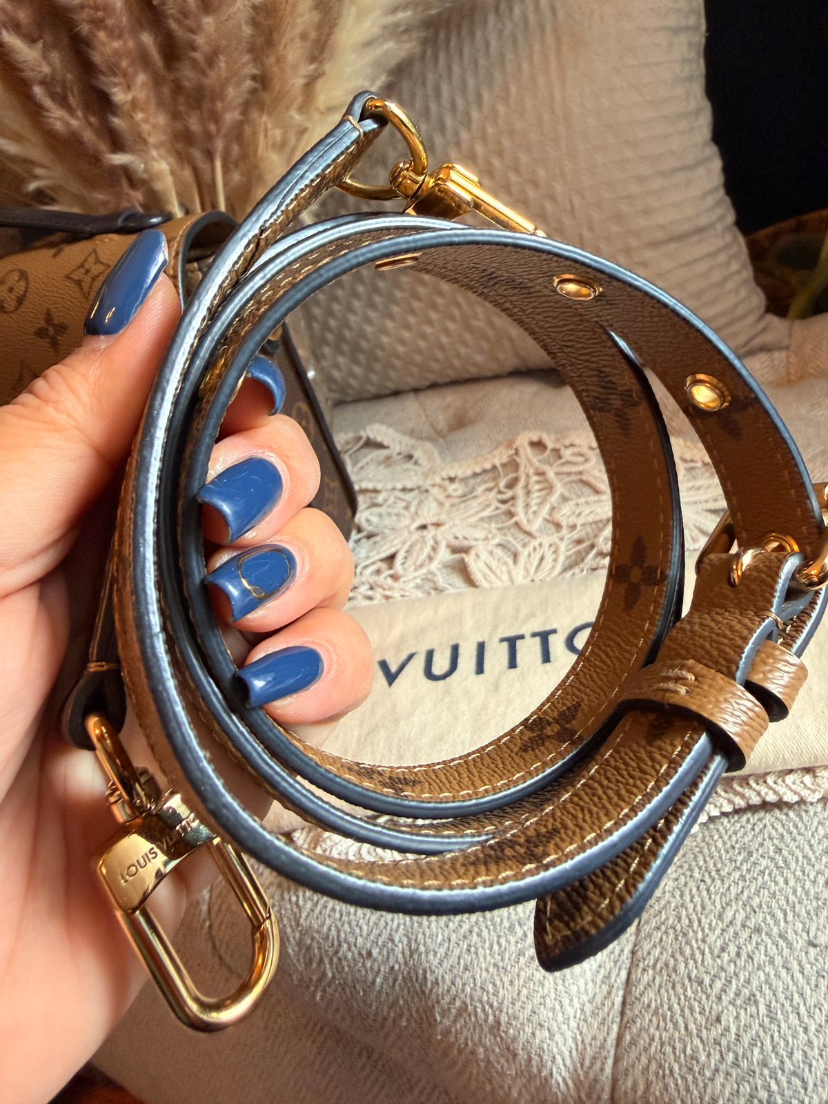 LOUIS VUITTON Pochette Metis in Reverse Monogram-Microchipped