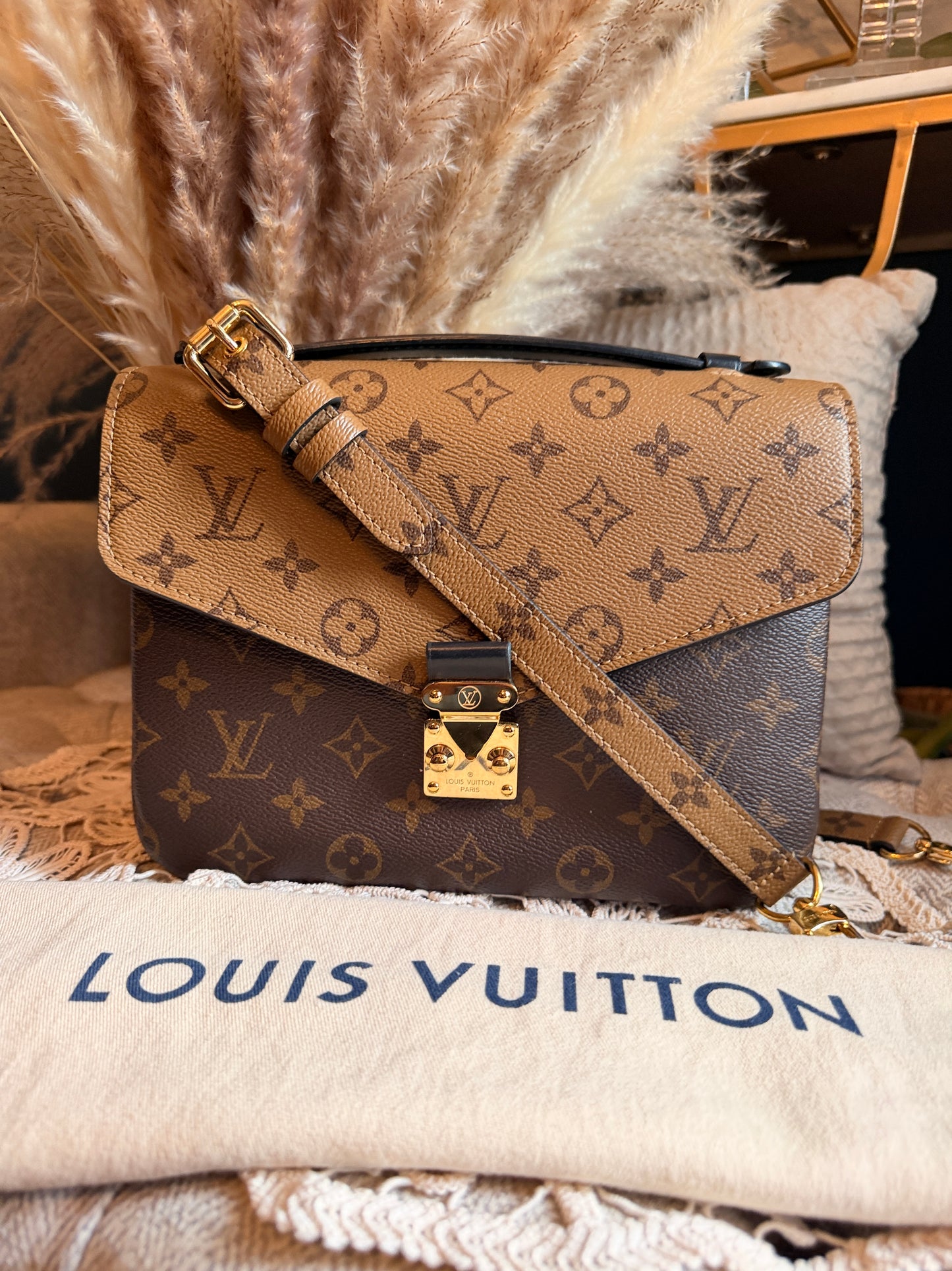 LOUIS VUITTON Pochette Metis in Reverse Monogram-Microchipped