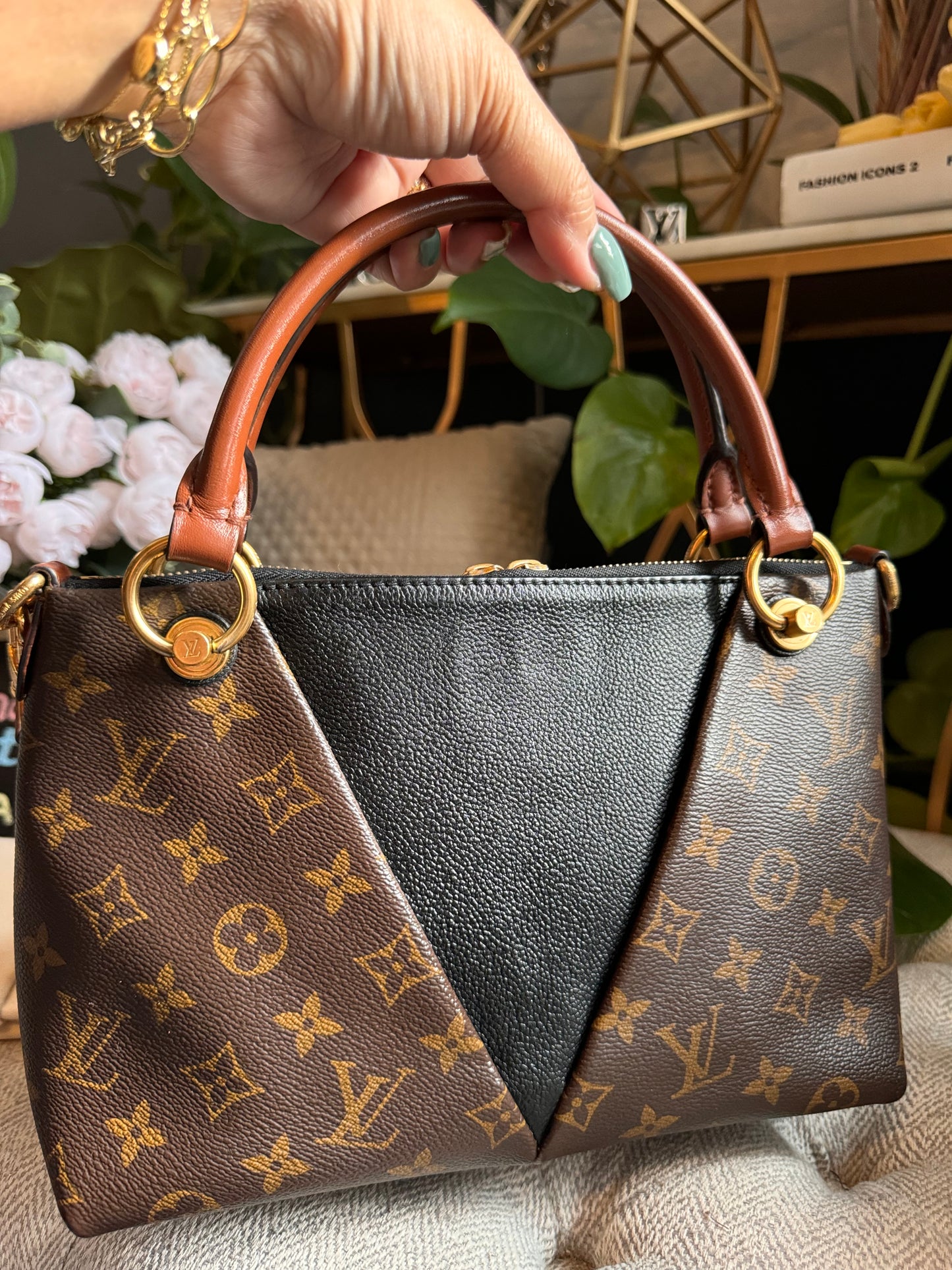 Louis Vuitton V Tote BB