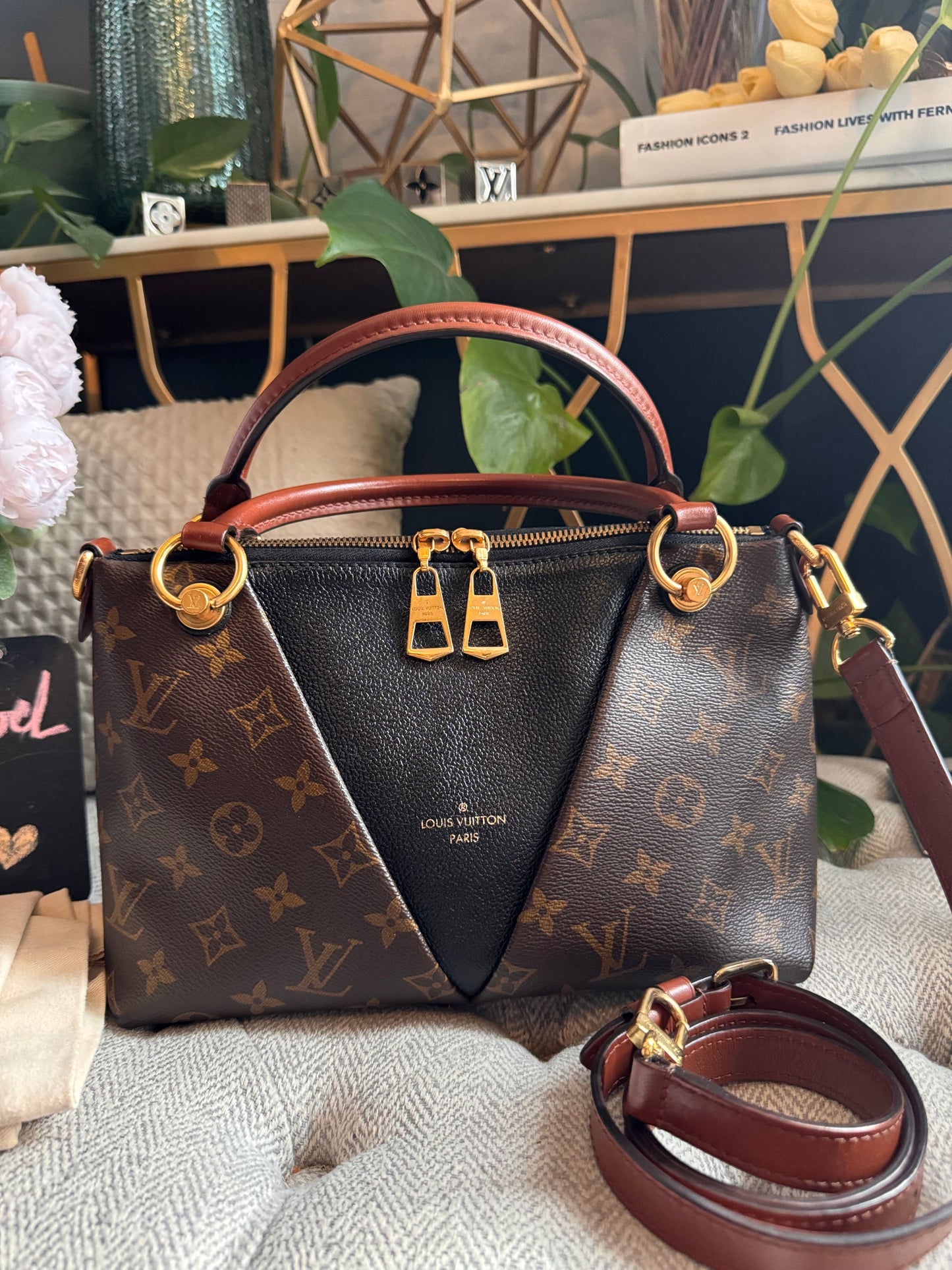 Louis Vuitton V Tote BB