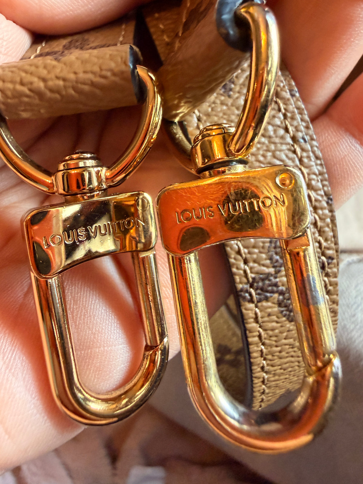 LOUIS VUITTON Pochette Metis in Reverse Monogram-Microchipped