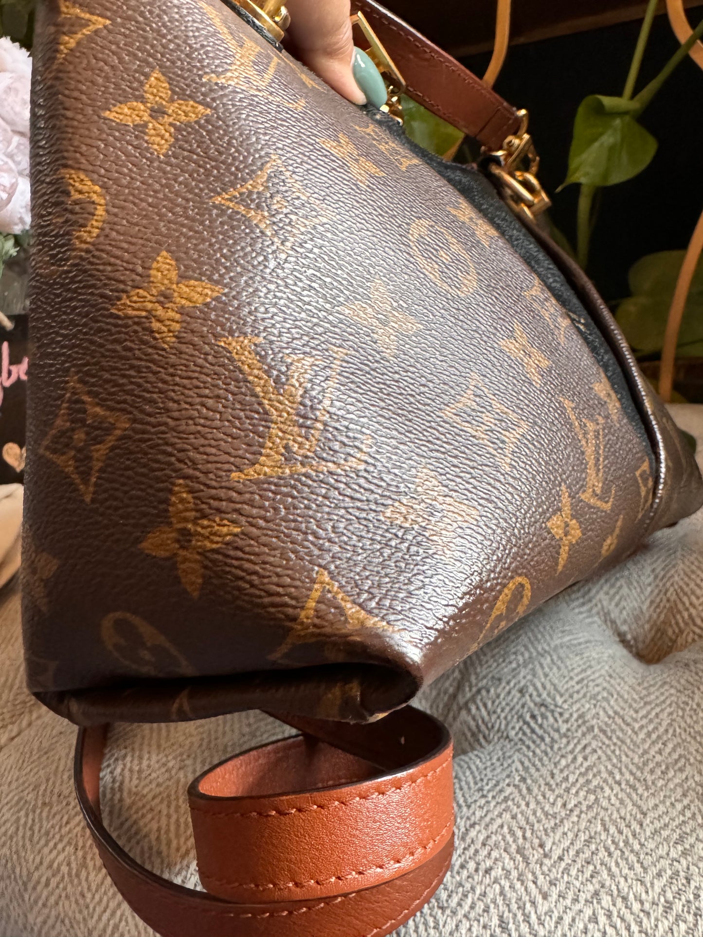 Louis Vuitton V Tote BB