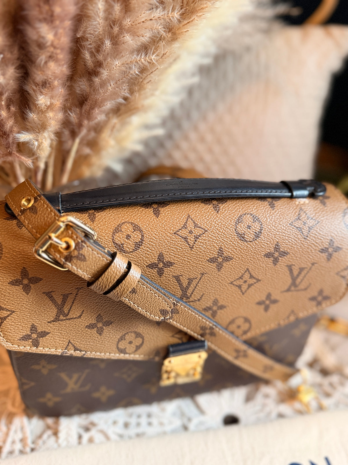 LOUIS VUITTON Pochette Metis in Reverse Monogram-Microchipped
