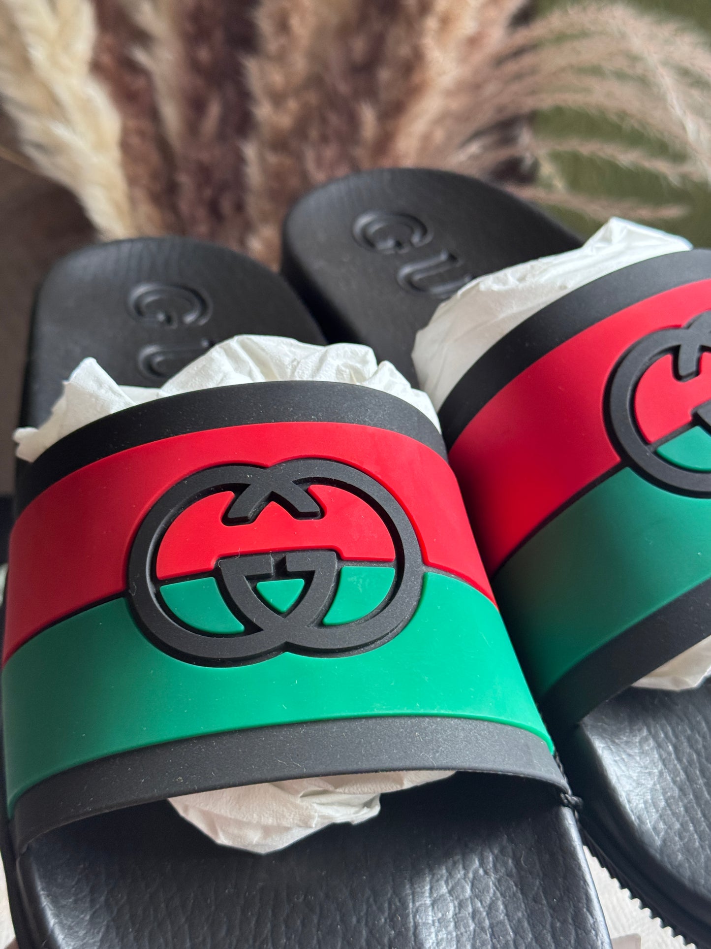 Gucci Men’s Interlocking Rubber Slides size 11