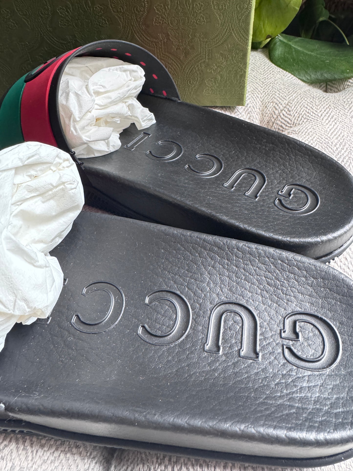 Gucci Men’s Interlocking Rubber Slides size 11