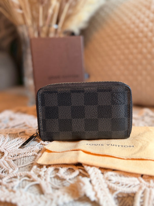 LOUIS VUITTON
Damier Graphite Canvas Zippy Coin Purse