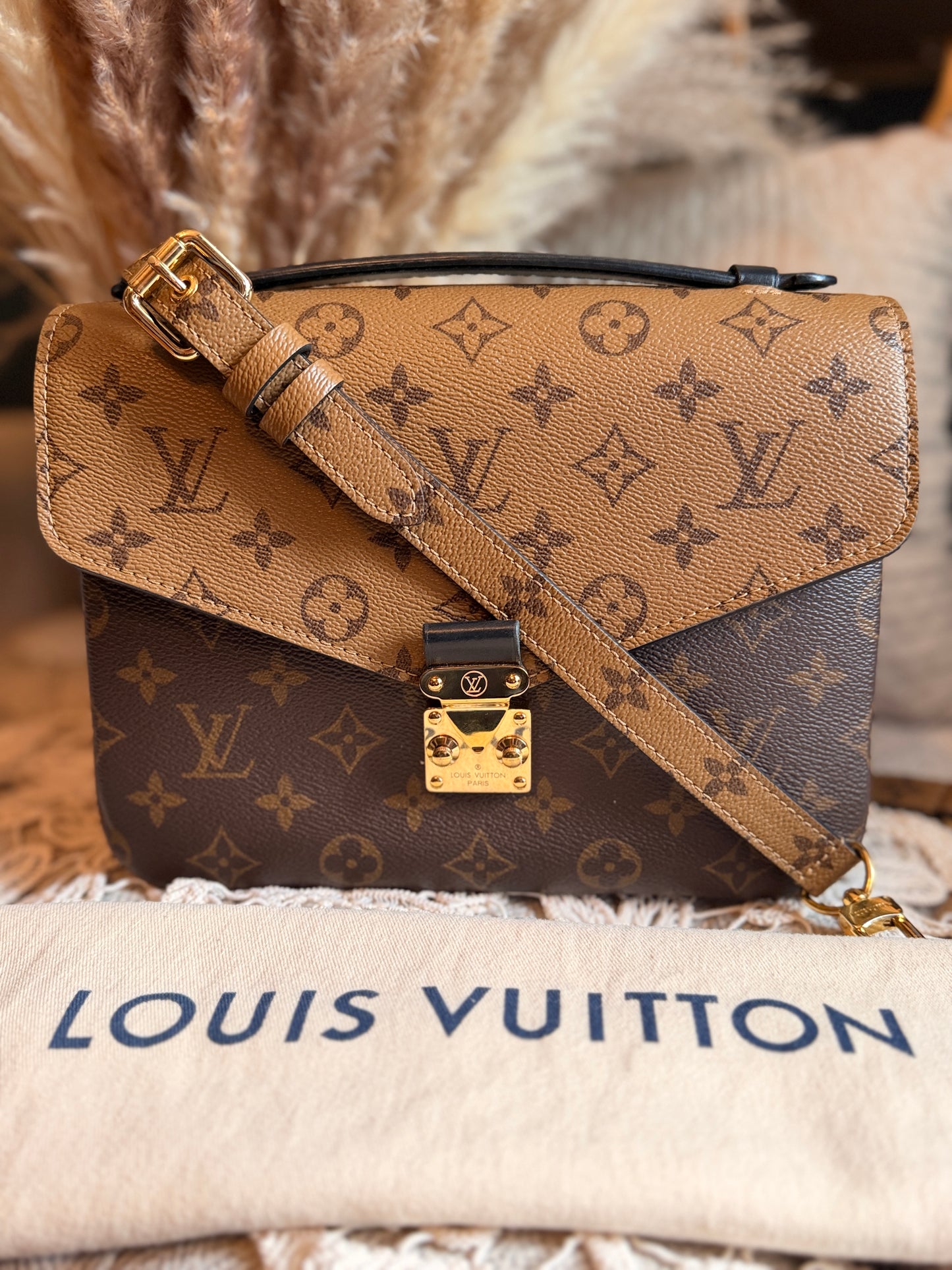 LOUIS VUITTON Pochette Metis in Reverse Monogram-Microchipped