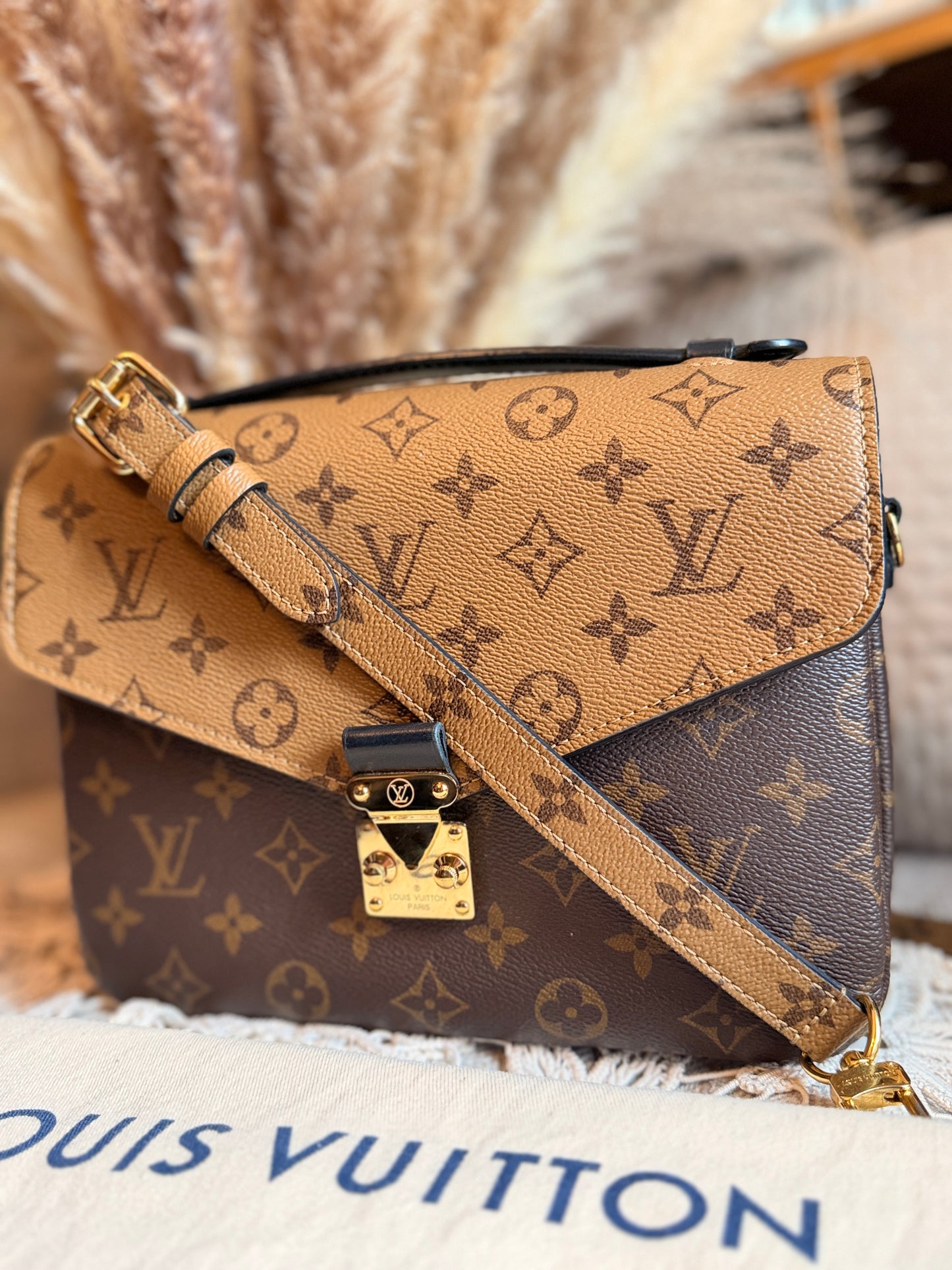 LOUIS VUITTON Pochette Metis in Reverse Monogram-Microchipped