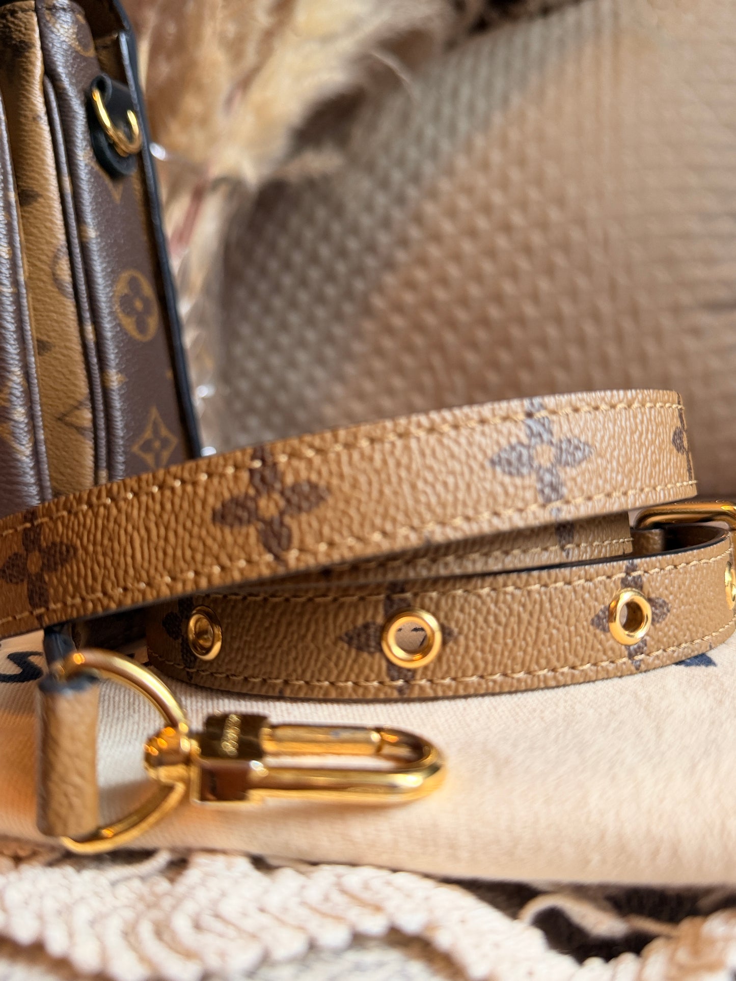 LOUIS VUITTON Pochette Metis in Reverse Monogram-Microchipped