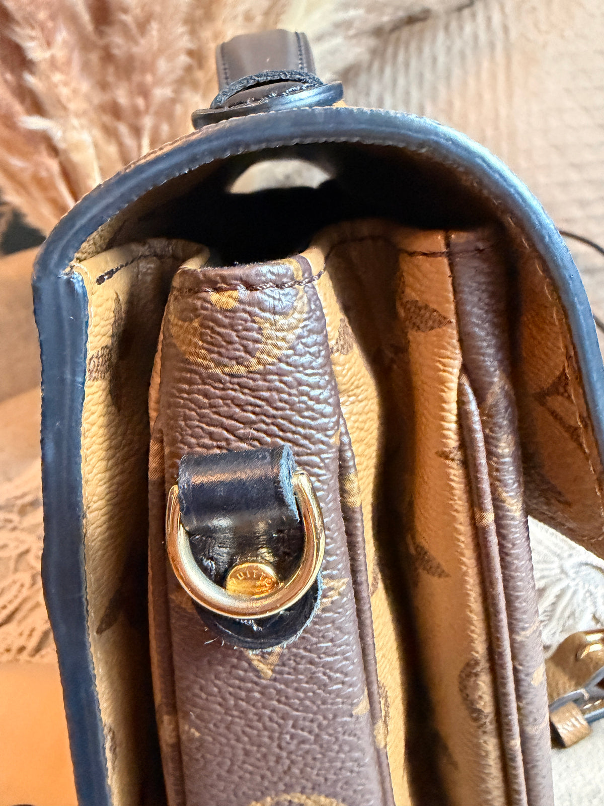 LOUIS VUITTON Pochette Metis in Reverse Monogram-Microchipped