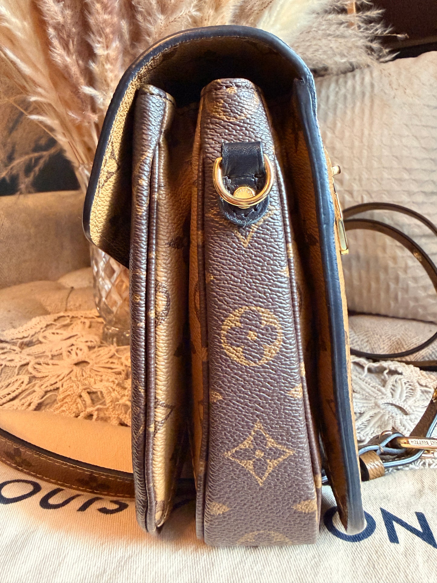 LOUIS VUITTON Pochette Metis in Reverse Monogram-Microchipped