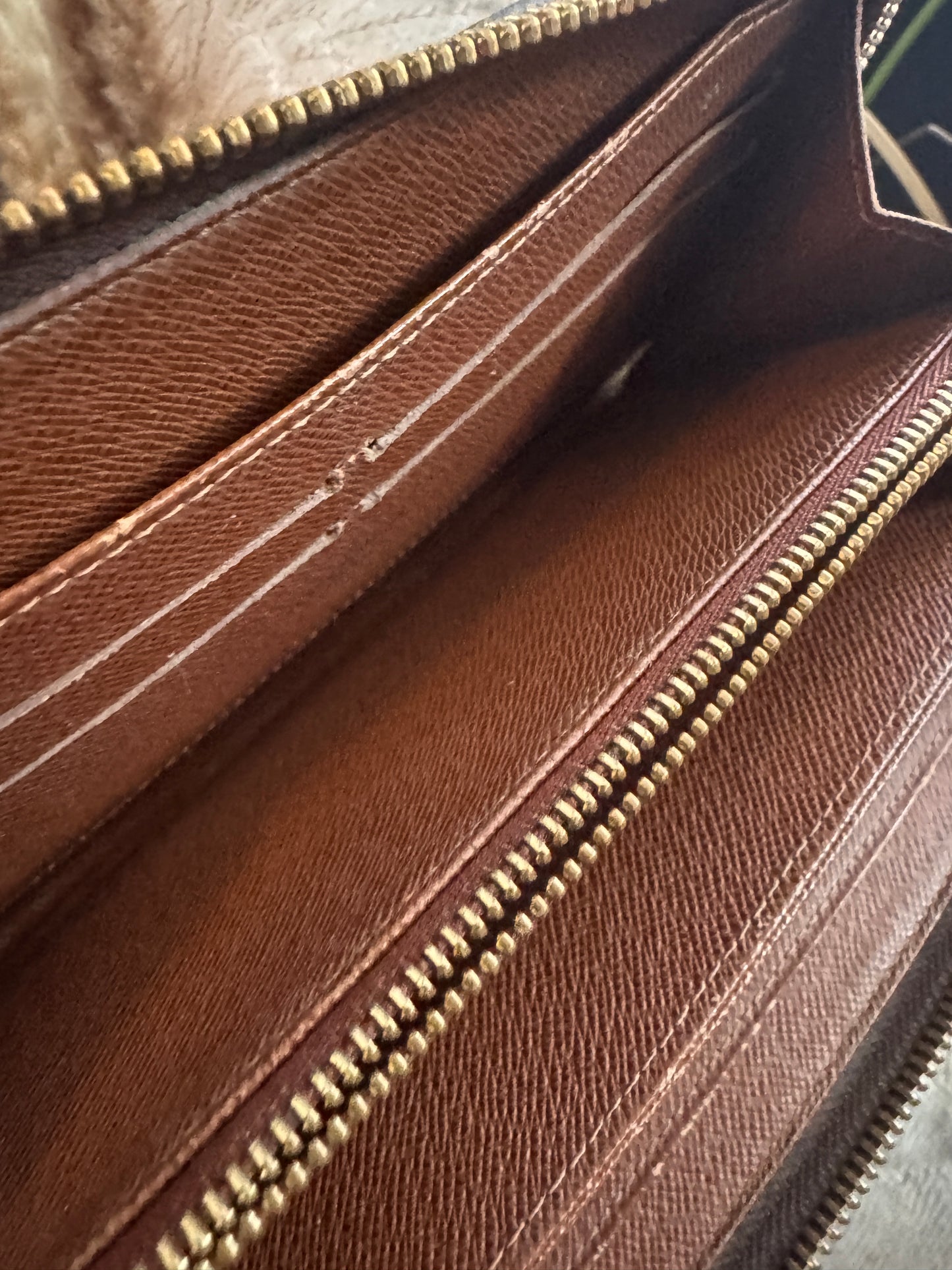 LOUIS VUITTON Zippy Wallet in Monogram