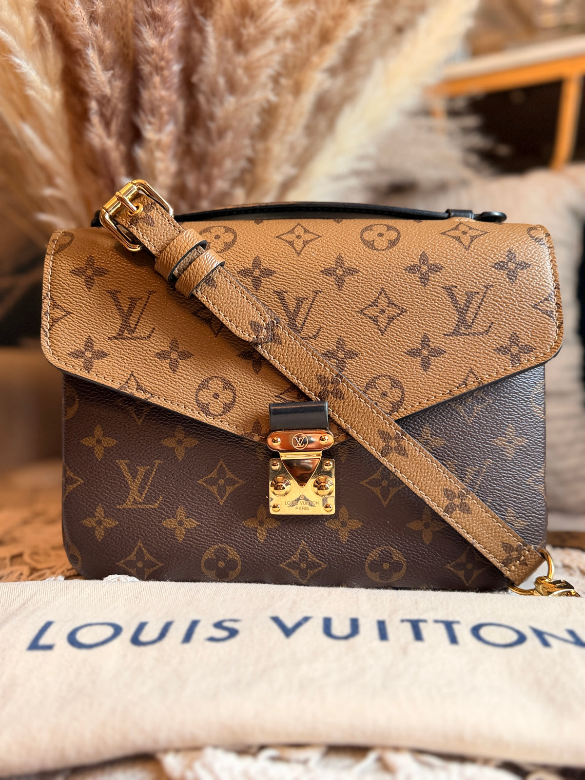 LOUIS VUITTON Pochette Metis in Reverse Monogram-Microchipped