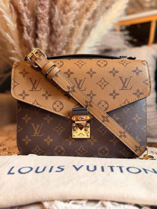 LOUIS VUITTON Pochette Metis in Reverse Monogram-Microchipped