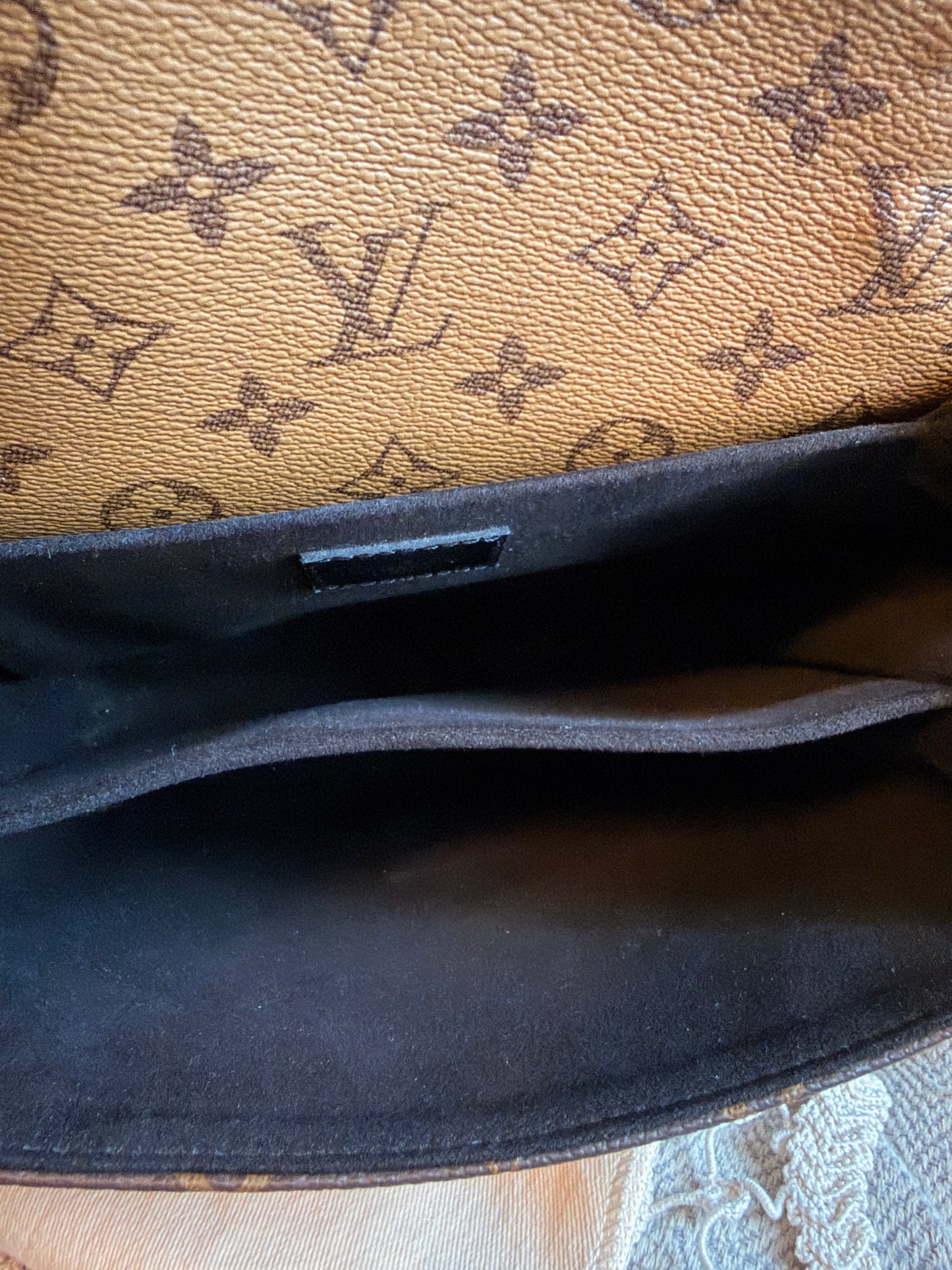 LOUIS VUITTON Pochette Metis in Reverse Monogram-Microchipped